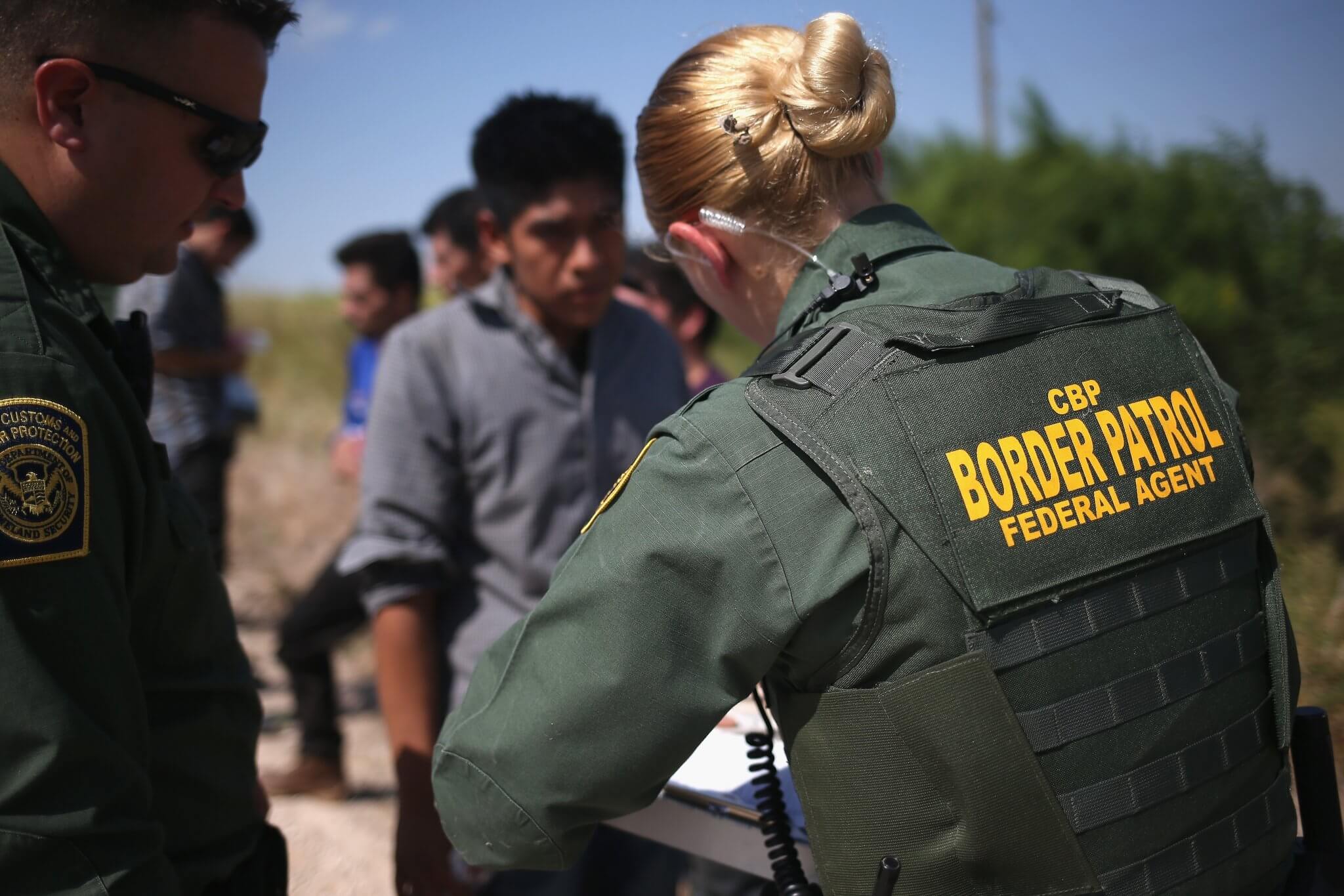 indocumentados probable latimes vacunar frontera cruzan analiza inmigrantes officer